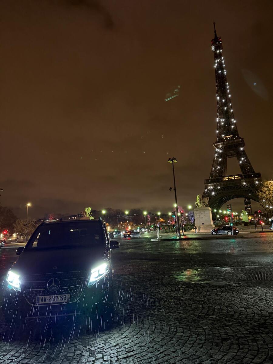 Mercedes Classe V Tour Eiffel